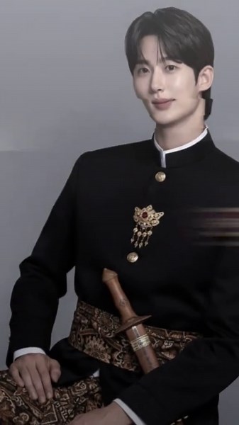 Byeon Wooseok dalam Pakaian Adat Jawa