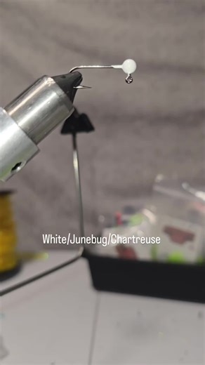 1/32-oz White / Junebug / Chartreuse coming together one wrap at a time 🧵🎣 Built by hand. Proven on the water. 👉 JuniorsJigs.com Drop a 💥 if this color belongs in your box.