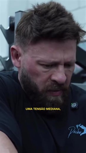 Quando utilizar a Reverse Band? 🤔 No Hack Machine gosto muito de utilizar, é uma ótima máquina mas é comum sentir o joelho na fase de transição do movimento, a band vai estar em grande tensão exatamente nessa fase, trazendo um alívio na articulação nesse ponto, quando já estiver na fase final do movimento ela estará mais relaxada sem auxiliar tanto, nesse ponto a articulação não é tão exigida e você terá uma tensão interessante por não ter o auxílio da band como na fase de transição. No vídeo c