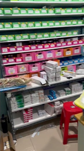 PREPARING MEDICATION FOR PATIENTS!! PHARMACIST PROFESSION
