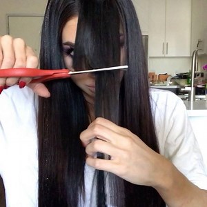 1.5M views · 8.8K reactions | DIY Glitter Tinsel Hair with Clip in Extensions Extensions: Bellami Hair Boo-Gatti 22" in the color off black (1b) Sadia used lotion to apply the glitter. The lotion makes the glitter stick. It be washed out instantly with a little shampoo and water. She used a gold cosmetic glitter and Keil's lotion. Makeup details: Lashes: SadiaSlayyShop Shadow: MorpheBrushes 35B Lips: Huda Beauty "Sugar Mama" By: SadiaSlayy | HYGO Pretty | Facebook