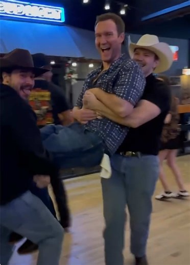 This is the best video 😂 Drag them off to Area 51 😂 @Trinity🖤🐎 #sundancesaloonmundelein #linedance #fyp #fouyoupage #3tequilafloor