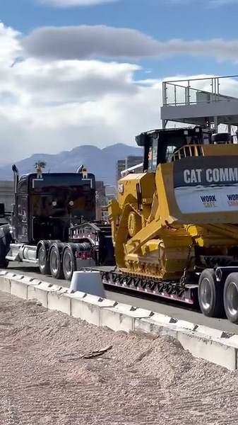 New Cat D7 leaving Conexpo 2023 #conexpo #conexpo2023 #lowbed #dozer #bulldozer #heavyhaul #bigrigs #heavyhaulage | Awesome Earthmovers