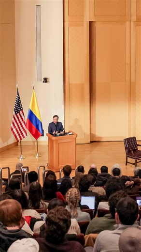 Presidencia de Colombia 🇨🇴 on Instagram: "El Presidente @gustavopetrourrego explicó, en su encuentro con las y los colombianos que viven en Washington, que el Gobierno del Cambio logró la tasa más baja de mortalidad perinatal del siglo XXI, un indicador que mide las muertes de bebés en el vientre materno y hasta el primer mes de nacidos. Señaló que este logro en defensa de la vida demuestra que no es cierto que el sistema de salud esté colapsando; aclaró que lo que se está desmontando es el si