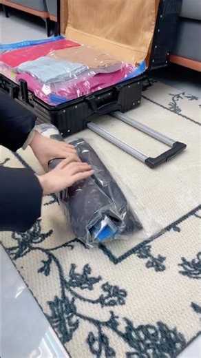 Clothes in autumn and winter are too thick to carry. Use compression bags for down jackets. Roll