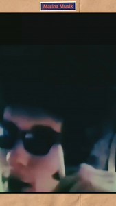 En "Eat the Document' (1966), un documental dirigido por D.A. Pennebaker, hay una escena icónica en la que Bob Dylan y John Lennon comparten el asiento trasero de una limusina el 27 de mayo de 1966, en Londres. En esa época Bob Dylan estaba de gira por el Reino Unido y Lennon trabajaba con The Beatles en "Revolver". #johnlennon #bobdylan #thebeatles #revolver #londres #marinamusik | 𝐌𝐚𝐫𝐢𝐧𝐚 𝐌𝐮𝐬𝐢𝐤