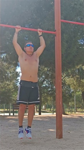 #training de #fuerza para mayores de 50 años | #Dominadas al aire libre #pullups