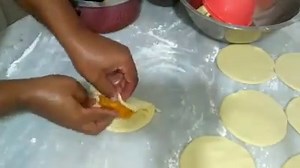 195K views · 2.5K shares | Pastel de forno com recheio de camarão Ingredientes recheio camarão 1 Quilo e meio de camarão 10 colheres de trigo 3 colheres de coloral 1 cebola e meio 1 tomate 3 dentes de alho 1 punhado de cheiro verde Sal e pimenta a gosto Azeite para refogar Ingredientes massa 600 Gr de trigo 300 Gr de margarina 100 ml de refrigerante Guaraná 100 ml de creme de leite 1 colher sobremesa de sal Modo de preparo Ver o vídeo | ESCOLA DE SALGADOS | Facebook