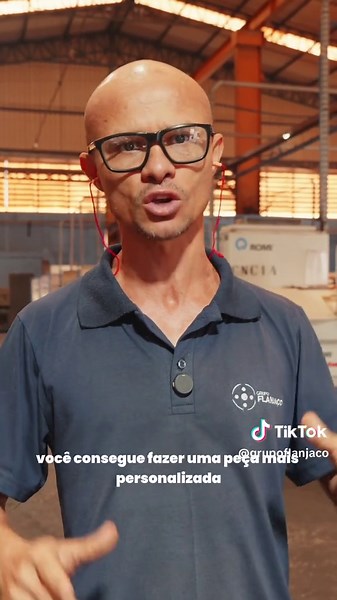 Tecnologia e precisão também fazem parte de cada etapa da nossa produção. No episódio de hoje de Quem Faz a Flanjaço, apresentamos o Eduardo, que atua no setor de CNC. É nesse processo que máquinas controladas com alta precisão ajudam a transformar projetos em peças com medidas, cortes e acabamentos que exigem exatidão. Mas por trás da tecnologia, continua existindo algo essencial: conhecimento técnico, experiência e atenção em cada detalhe. Quem Faz a Flanjaço Pessoas e processos por trás de ca