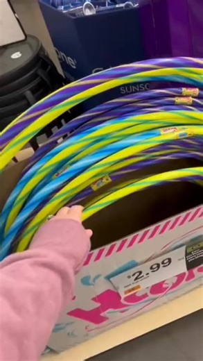 Totally transform a hula hoop into a stunning chandelier using fairy lights and greenery! ✨🌿 @artsandclassy #hulahoop #diy #diyproject #easydiy #diydecor #diyhomedecor #diyhomeprojects #hulahoopdiy | Classic Home Design