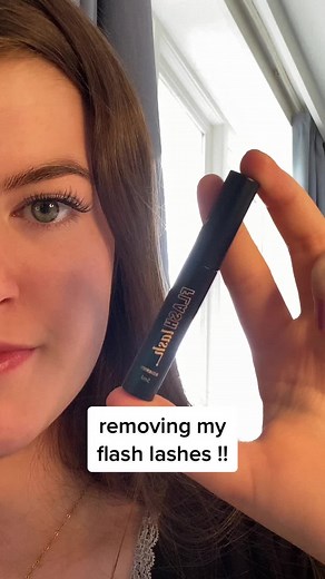 Removal is as easy as this! ❤️ The remover comes in the ultimate kit or can be purchased separately! the lashes are style Natural ✨ #flashlash#flashlashes#removinglashes#lashremoval