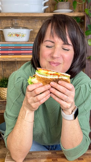 Au lieu de faire le classique sandwich BLT, je vous montre comment faire un sandwich TLT : Tempeh-Laitue-Tomate! 🥪 Vous allez voir, c’est vraiment pas compliqué à préparer et ça vous donne une façon de plus de manger végé sans vous priver. La recette est dans mon livre Presque végé (lien dans les commentaires) 🥬🥪🍅 Êtes-vous game de l’essayer ? Geneviève 😋 #tempeh #recettevege #blt #tlt Les Éditions de l'Homme | Geneviève O'Gleman