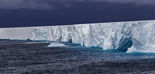 Eisberg plötzlich blau wie Tinte – Satellitenbilder zeigen den Anfang vom Ende