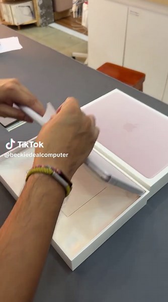 The MacBook Neo is Apple's budget-friendly, entry-level laptop designed for students and everyday users ————— ✅ Apple A18 Pro chip ✅ 8GB of unified memory and 256GB or 512GB SSD storage. ✅ up to 16 hours of battery life. ✅ 13