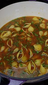 Conchiglie Pasta with Tomato Sauce ●●Ingredients: - 900g chicken thigh - vegetable BBQ Mix seasoning - salt, black pepper - 250g onion - olive oil - 1 tbsp Ghee - 1/2 tsp baking soda powder - 20g basil - 350g passata - 1l chicken broth - 500g Dececco conchiglie rigate - a little parsley - a little parmesan 1. Cook the chicken for 5 minutes, then turn it over and cook on low heat for 15 minutes. 2. Remove the chicken from the pot. add the pasta, then the vegetable broth and chicken, and let it co