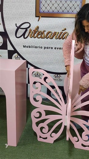 Para los que dicen que con router CNC cualquiera, antes de obtener esa máquina todos nuestros trabajos los hacíamos en esta máquina un Router adaptado a una mesa , utilizamos una fresa copiadora, para ello previamente preparamos una plantilla cortada con caladora , y hasta el día de hoy seguimos usando la máquina ya que el CNC es mayormente para trabajos en cantidad | Artesanía luathi-mobiliarios para eventos y mas