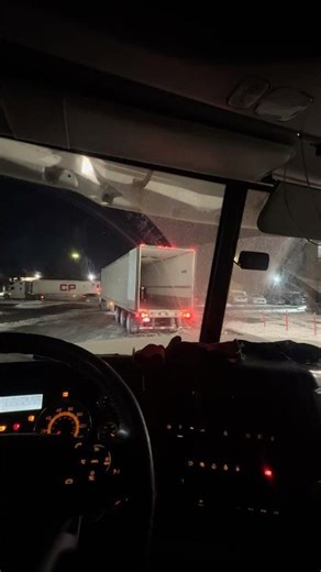 Truck backing up - 🎥🚛