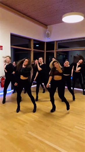 Out of control ❤️‍🔥 #dance #dancetrend #dancemoves #dancelife #heels #dancestudio #love #fun #happy #favorite #family #pov #fblifestyle #hope #challenge #trending #foryou #viralreels #explorepage #viralpost2025シ | Dance Studios