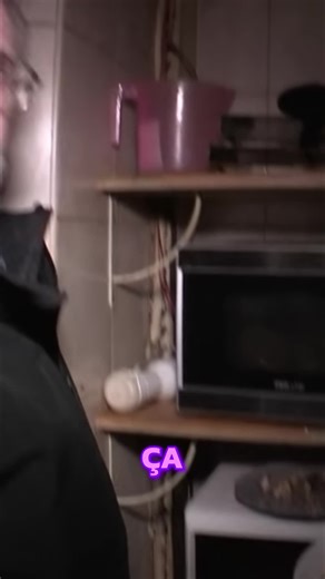 Cuisine Insalubr Chef Cuisinant dans un Local Sale!