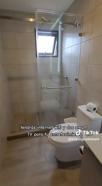 PARQUE 10 ✨ Reserva este hermoso aibrnb con increíbles vistas a la ciudad en el nivel 18 🌄 Cuenta con tres acogedoras habitaciones, Smart TV, Sala, comedor y todo lo necesario dentro del exclusivo edificio residencial como piscina de uso social, gimnasio y sky lounge ☀️ #airbnbhost #airbnbguatemala #exploreguatemala #travel #guatemalacheck #city #guatemala #airbnbexperience #airbnb #airbnbapartment