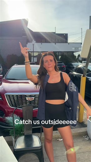 Come catch us outsideee! Perfect weather to enjoy dinner and a drink out on our patio! #lakeorion #resturant #server #bartender #johnnyblacks