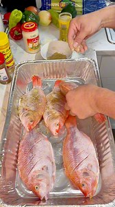 Hoy hicimos este pescado envuelto en papel de aluminio, bien jugoso y con su sazón que nunca falla. Una receta fácil, saludable y perfecta pa’ cualquier día 🙌 Le pusimos ajíes, cebolla, ajo, limón y todos los ingredientes que le dan ese toque dominicano que nos gusta 🤤 Déjame saber en los comentarios: 👉 ¿Te gusta el pescado así? 👉 ¿Qué receta quieren que hagamos la próxima? Gracias por el apoyo siempre, familia ❤️ #CocinandoConRobert #PescadoAlHorno #ComidaCasera #CocinaDominicana #RecetasFá