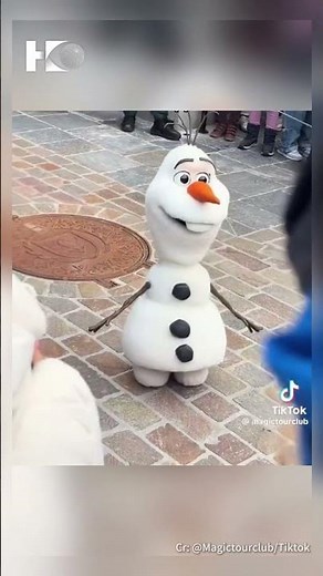 The Olaf robot from Disney's Frozen suddenly crashes