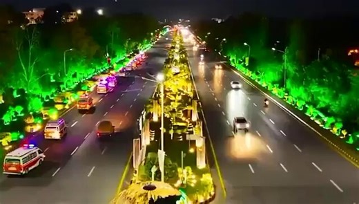 పాకిస్తాన్ 📍ఇరాన్ - అమెరికా చర్చల ఏర్పాట్లు రోడ్లన్నీ అలంకరించారు10 వేల మంది సిబ్బంది తో భద్రత ఏర్పాట్లుకానీ ఎక్కడ ప్రధాన మంత్రి ఫోటోల బొమ్మలు లేవు 🤡