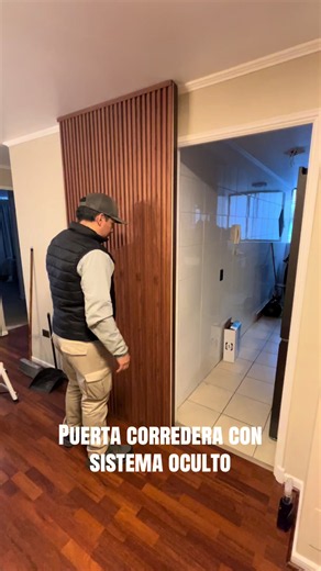 Cuando vienes por la puerta oculta... y terminas remodelando todo el espacio. 🔥🚪 Nuestra puerta de sistema oculto no solo es tendencia, es la prueba de que un diseño bien pensado cambia por completo el valor de una propiedad. Esta clienta vino por la puerta viral, vio la calidad y sumó de una vez su mueble de arrimo a medida. El buen gusto no improvisa: invierte en espacios que venden, duran y aprovechan cada metro cuadrado al máximo. 📐✨