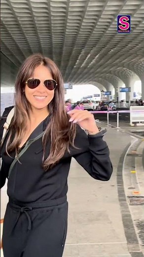 Genelia D’Souza Is All Smiles As She Heads To The Airport | Bollywood Fashion | Entertainment | N18S