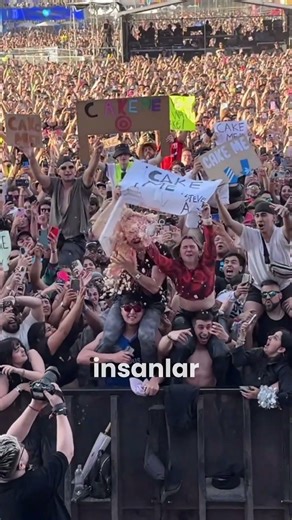Hayranlarına pasta fırlatıyor… ve onlar bunu istiyor! 🤯🍰