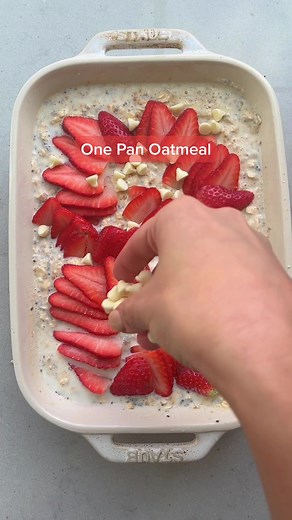 One pan oatmeal encore – this time made with Greek yogurt, peanut butter and fresh strawberries! #onepanoatmeal #oatmealtiktok