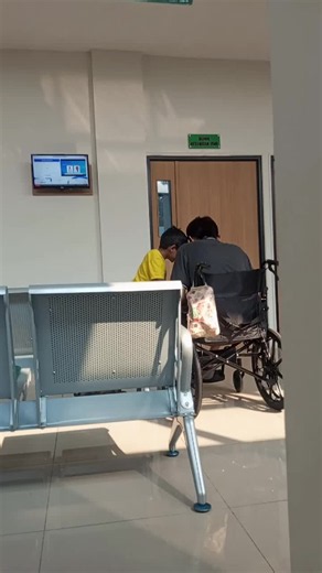 Dua org yang aku sayangi Dua org yang menjadi alasanku utk ttp bertahan Dua org yang mengisi hari dgn penuh tawa Klo pas aku merasa hampa aku lihat wajah mereka Kalo pas aku merasa lelah aku lihat senyum indah yg terukir di bibir mereka Aku mencintai mereka dgn segenap jiwa ku Aku biar kan keringat ku mengucur deras hanya demi melihat mereka bahagia Dulu waktu Saddam berumur kurang dari satu tahun aku dan suami ku terjebak lingkaran hutang. Bukan jutaan tapi belasan. Tidak tanpa alasan kami meng