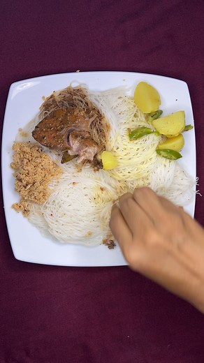 String hoppers dinner 😋😋 Fish curry Potato curry Sambal with String Hppers #srilankanfood #srilanka #travelsrilanka🇱🇰 #foodie #foodtiktok #comida #makananviral #طعام #음식 #खाना #อาหารสมอง #食物 #cibo #fypシ