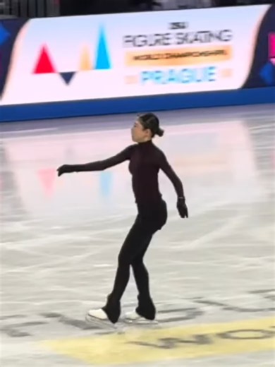 les presento a Mone Chiba 🤗 subcampeona del mundo y 4to puesto en las olimpiadas de éste año, es una patinadora de 21 años originaria de Sendai, Japón. #monechiba #figureskating