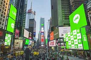 32 LINE users' messages go up on Times Square's biggest billboards as part of the #LINEgoesNY project : LINE official blog
