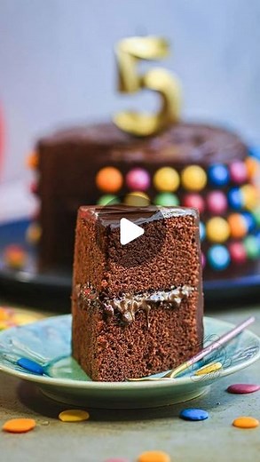 Christelle Gomez on Instagram: "Ce gâteau au chocolat est parfait pour un anniversaire 🎂 ! Voici la recette : Ingrédients pour un gâteau pop it de 8 à 10 personnes : Gâteau au chocolat : 200 g de chocolat noir 150 g de beurre 140 g de sucre en poudre 100 g de farine 1/2 de sachet de levure chimique (5 g) 6 œufs Pâte à tartiner Glaçage chocolat: 125 g de chocolat noir 25 g de beurre Décor pop it : 150 g de chocolat noir 20 g candy melt bleu clair 20 g de candy melt bleu électrique 20 g candy mel