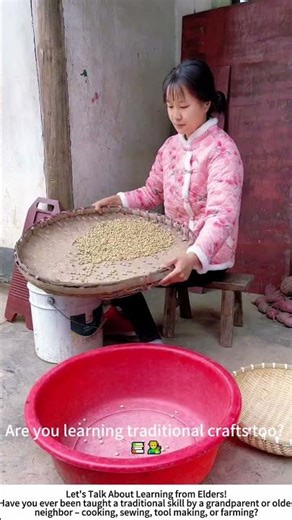 Grandmother Teaches Sieving Grains – Wisdom Passed Down 🧺🌾