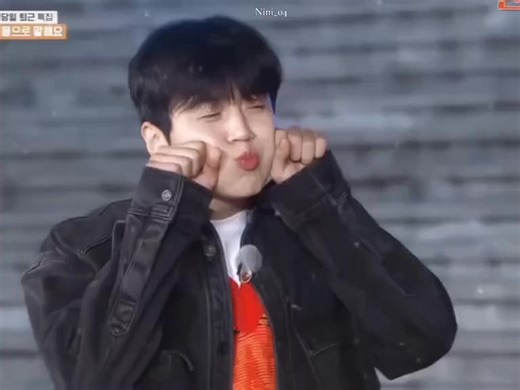 Phát hiện nhiều chị em đòi chịu áp lực từ dư luận để hẹn hò với Kim Seon Ho sau khi xem xong chiếc video đáng yêu của anh ấy ở 2N1Đ Cre: Nini_04 | Idol Live