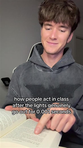 Classroom Reactions When the Lights Flicker: Funny Student Moments