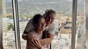 Verliebte Kuscheleinheit: Hier strahlen die Zweifacheltern über beide Ohren