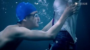 La periodista guapa se cayó en la piscina y el deportista guapo salvó a la belleza, ¡es demasiado dulce! 😂 #DoramaChino #romance | Dorama Chino