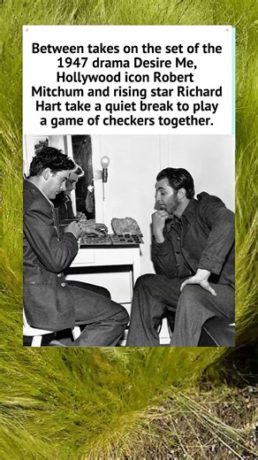Robert Mitchum & Richard Hart Playing Checkers: 1947 ♟️ #RobertMitchum #OldHollywood #1940s