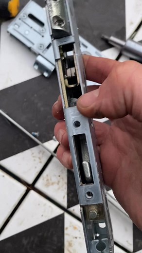 Door not locking today on a multi point locking system once removed gearing unit can see the broken 😡 part. New mechanism fitted and door back to working order Why choose Lockforce ? Trading standards approved ✅ Checkatrade vetted and reviewed ✅ Three best business 20,21,22,23,24 and now 2025 ✅ All parts fitted with full 2 year warranty ✅ Advanced DBS checked ✅ Fully insured ✅ Extra keys cut on site ✅ Police and Insurance Approved locks ✅ Electronic digital invoice sent immediately after works