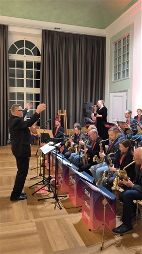 JAZZARISE: KONZERT DER GIGA-OHM BAND 🗓️ 31. Oktober 2025 📍 Orangerie Ansbach Seit 2022 vereint die Bigband der TH Nürnberg Georg Simon Ohm Studierende, Lehrende und Mitarbeitende in diesem Projekt. Im Rahmen der Jazztime Ansbach und Jazzarise präsentiert die Band ein klassisches Swingkonzert. Viele Hits der goldenen Bigband-Ära von Legenden wie Count Basie, Duke Ellington, Glenn Miller und Benny Goodman werden zum großen Teil in den Original-Arrangements gespielt. Erleben Sie die mitreißende E