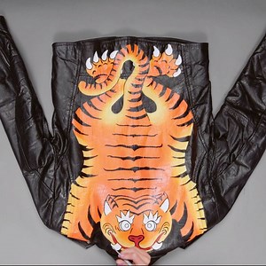 Want to add a little something ~extra~ to your leather jacket? This painted on design is the perfect way to do it 🔥 More DIY ideas: http://bit.ly/2warhoB | Cosmopolitan