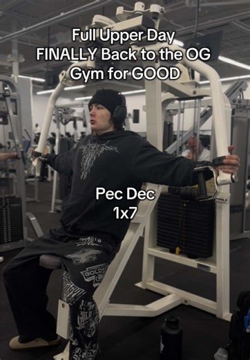 my gym was closed because they were moving locations right after moving back to houston so i was bouncing around different planet fitnesses but they FINALLY reopened and it felt so good to be back in there on all my old machines and it’s gonna feel so good to finally be back in a rhythm, and be on machines i know ill be on every session. a couple things to perfect/fix but we’re sooo back #brandeezy #gym #bodybuilding #fullworkout #fyp