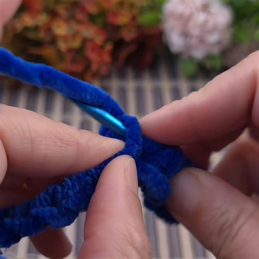 You'll love the idea of ​​a velvet yarn baby blanket knitting pattern. #Velvetyarn #babyblanket #Tunisianbabyblanket #fblifestyle | Knitting & Crochet World