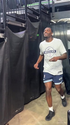 ja is out tonight but vince went to the back to make sure he got 12’s autograph 🤞🏾 | Hoops Central