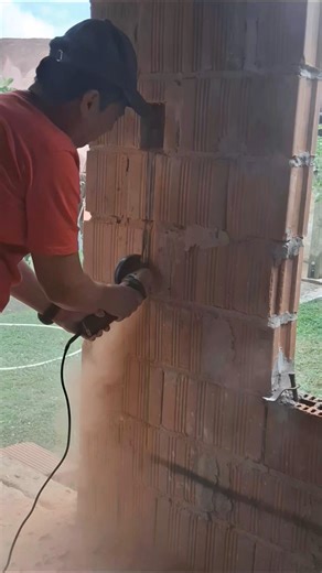 De esta forma podes cortar ladrillo para poner los caños corrugados de electricidad #obra #short
